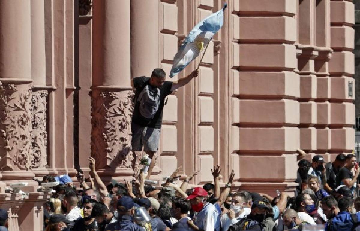 Enfrentamientos y caos total en las calles de Argentina durante el velorio de Diego Maradona