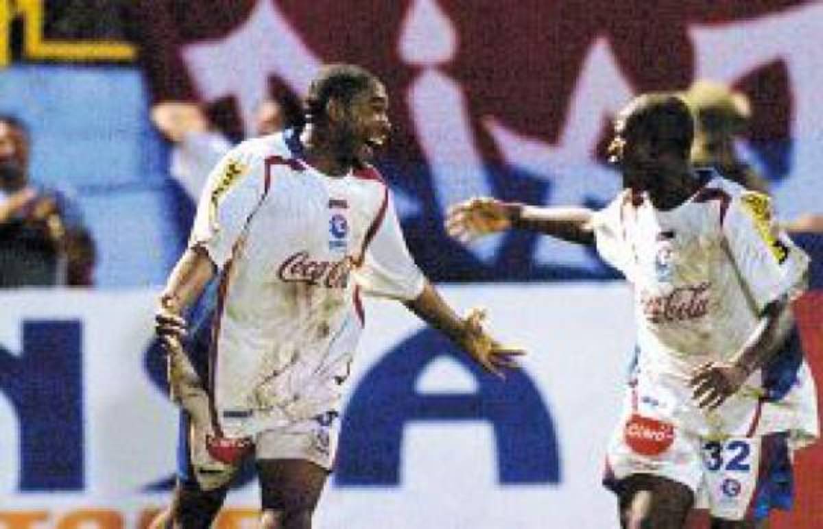 ¡Noches mágicas en el Morazán! Honduras derribó a México con el Memo Ochoa de figura y se convirtió en mundialista