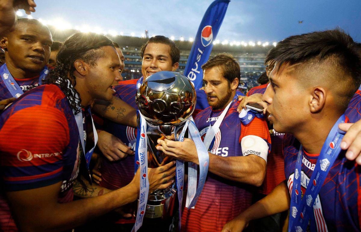 Seis meses estuvo el 'Gullit' Pena con el FAS y fue suficiente para salir campeón.