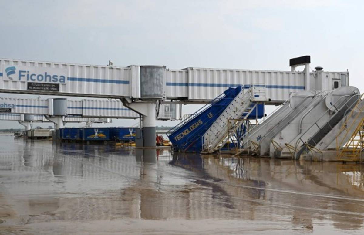 ¿Cuánto tardarán en habilitarlo? Así luce el aeropuerto de San Pedro Sula tras el paso de Eta