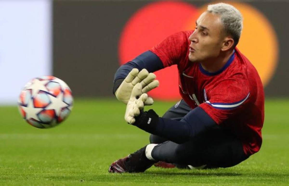 Paris Saint-Germain's Costa Rican goalkeeper Keylor Navas stops the ball during the warm up prior to the UEFA Champions League Group H football match RB Leipzig v Paris Saint-Germain in Leipzig, eastern Germany on November 4, 2020. (Photo by Ronny HARTMANN / AFP)