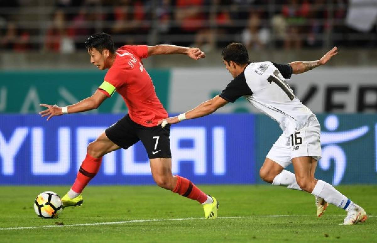 South Korea's Son Jeung-min (L) fights for the ball with Costa Rica's Christian Gamboa (R) during their friendly football match in Goyang, north of Seoul, on September 7, 2018. / AFP PHOTO / Jung Yeon-je