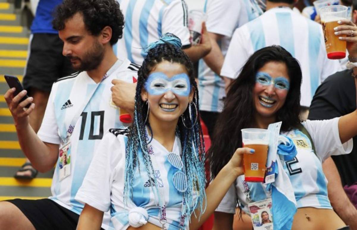 ¡HERMOSAS! Las bellas chicas en el juego entre Francia y Argentina en Rusia 2018