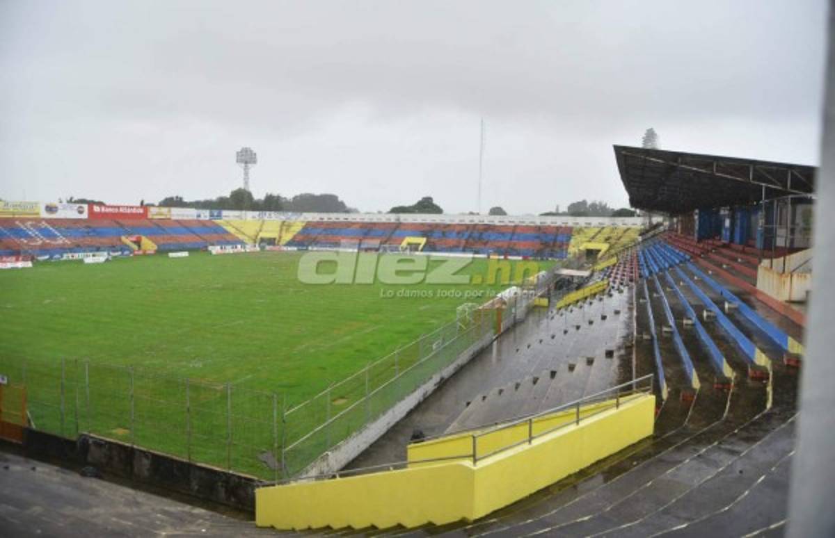 ¡INUNDADO! El estadio ceibeño se ha convertido en un verdadero pantano