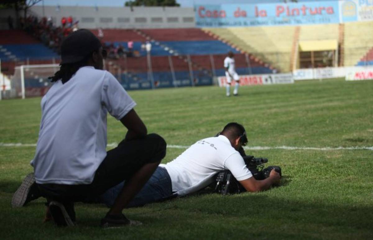 NO VISTE EN TV: El festejo de Platense y Diego Vazquez terminó bañado
