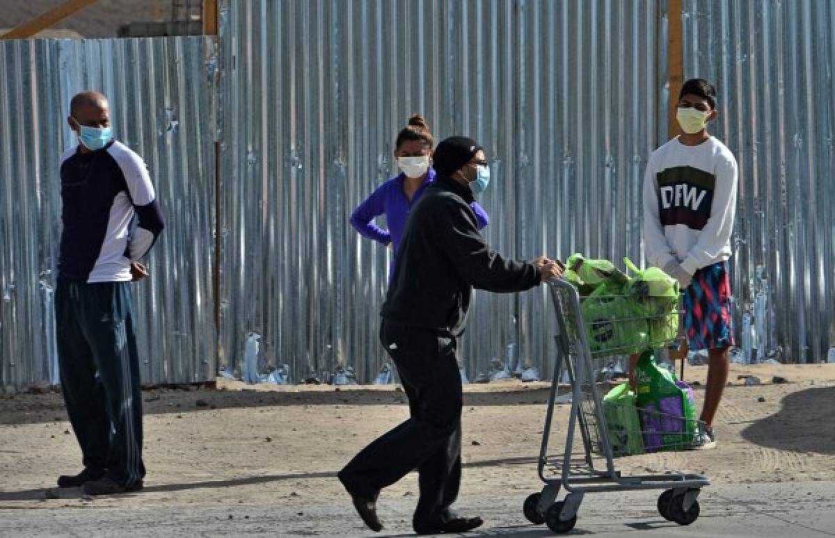 Protocolo higiénico, gel y mascarillas: Largas filas de capitalinos para poder comprar alimentos