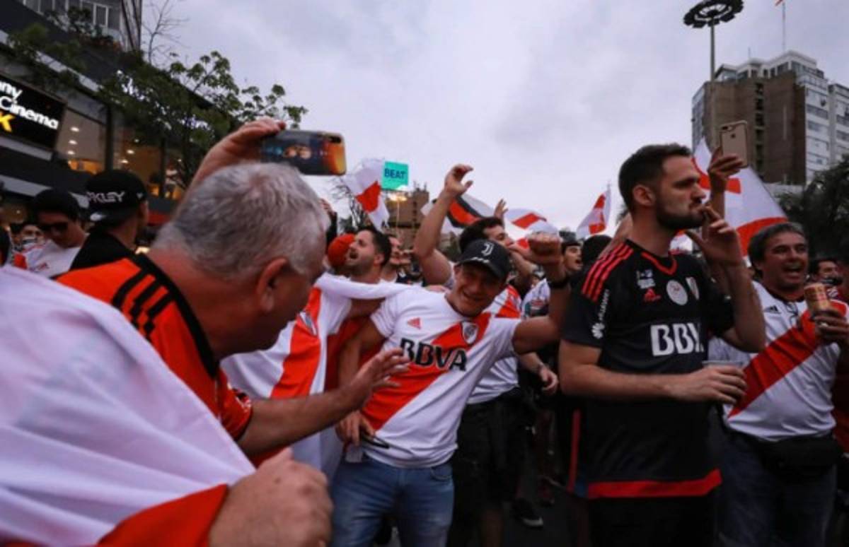 Fiestón en Lima: Los aficionados de River Plate y Flamengo 'inundan' Perú en la final de la Copa Libertadores     
