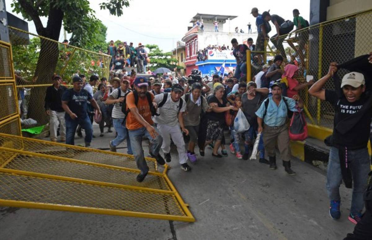 EN FOTOS: Así rompieron barrera de seguridad la caravana de migrantes en México