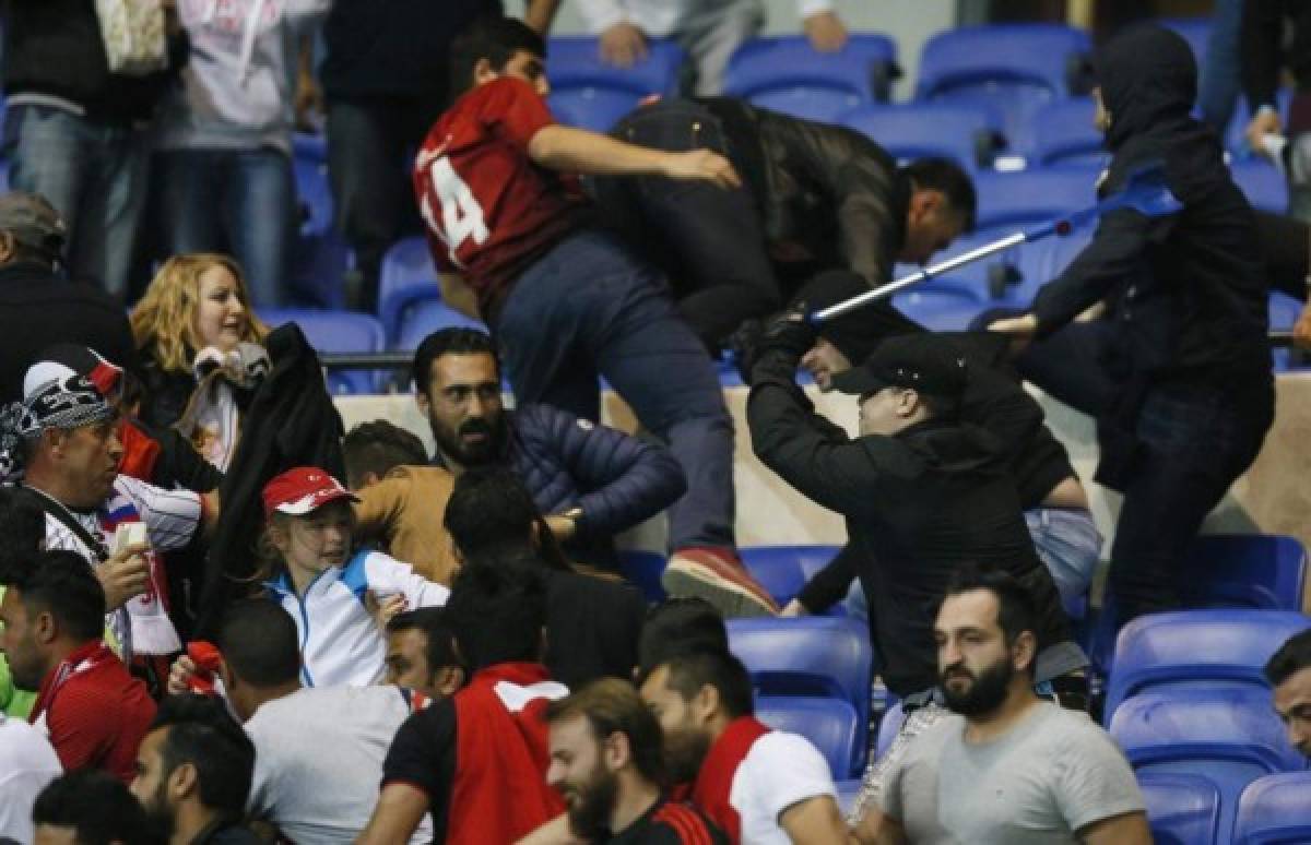 Tensión, pánico, lamentos; Las impactantes imagenes del Lyon contra el Besiktas