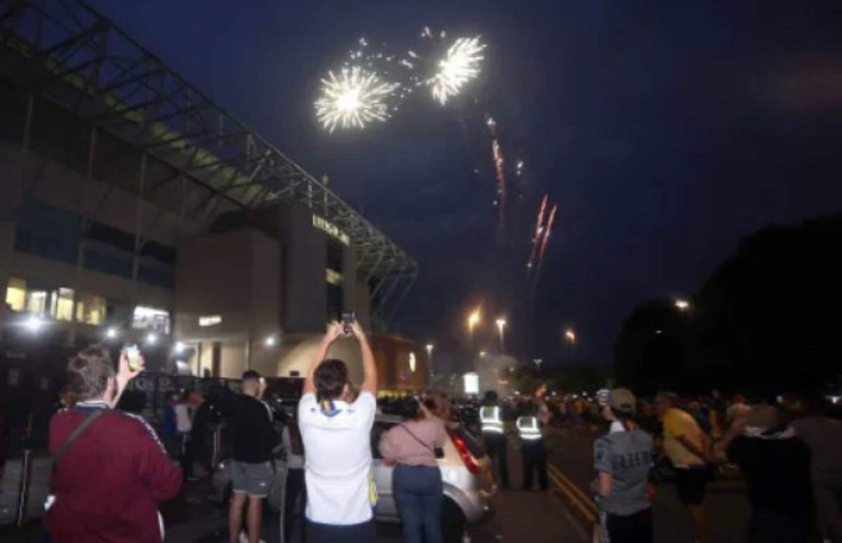 Autos rotos, cervezas al aire y sin temor al COVID-19: Así se festejó el ascenso del Leeds United a la Premier League