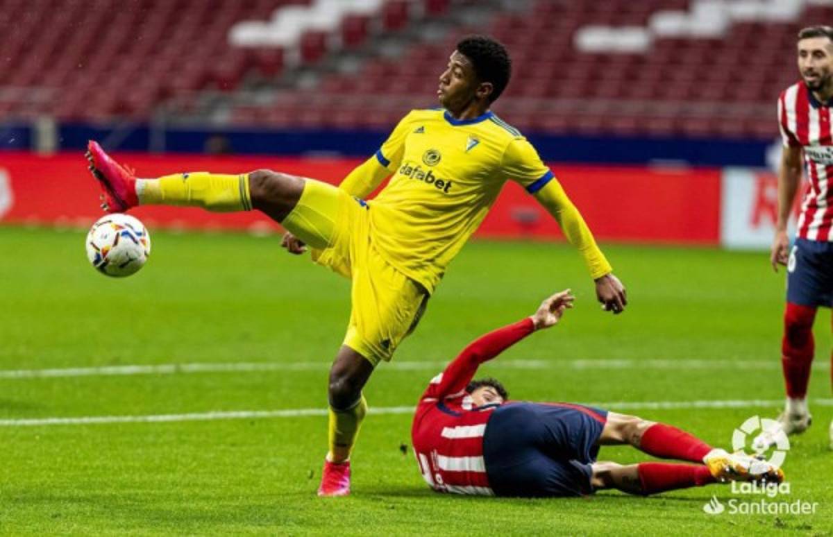 Fotos: Choco Lozano mete garra ante el Atlético, pero el Cádiz se lleva una paliza del Wanda