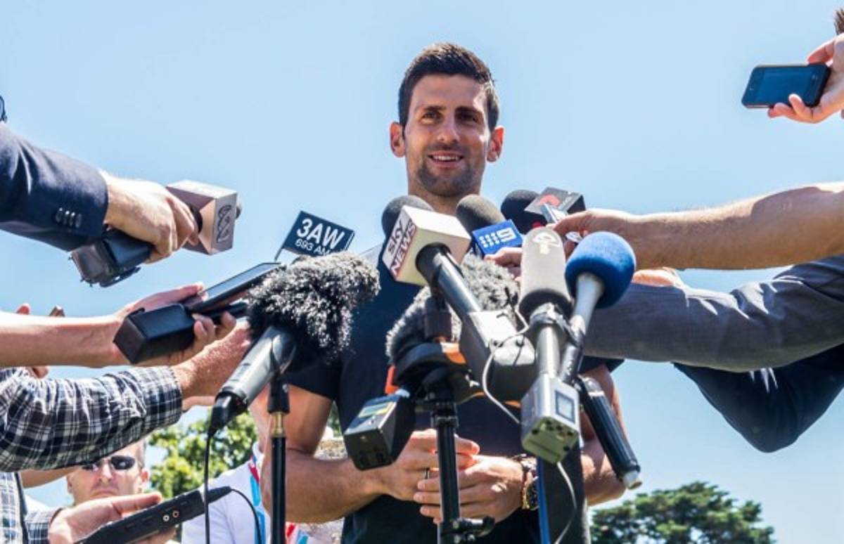Novak Djokovic y su sesión de fotos con el trofeo del Abierto de Australia