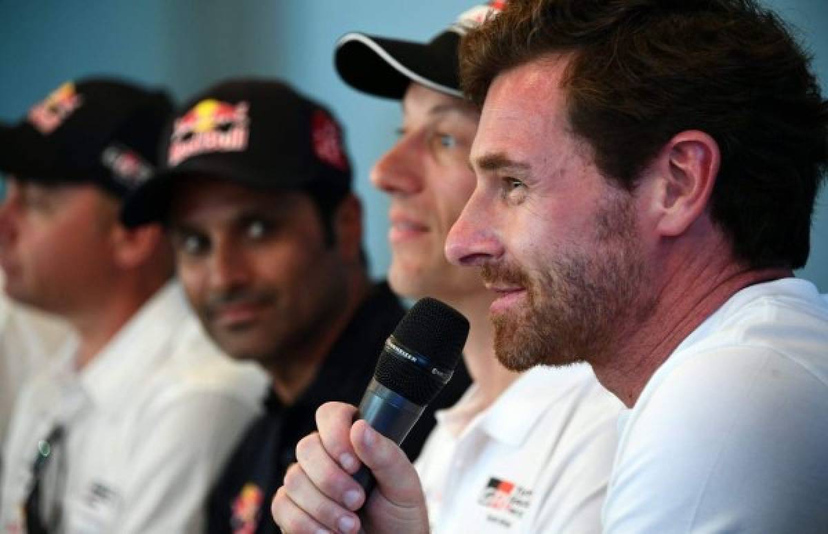Portuguese driver and former head coach of British football teams Chelsea and Tottenham, Andre Villas Boas (R) delivers a press conference in Lima on January 5, 2018 ahead of the 2018 Dakar Rally, which this year will thunder through Peru, Bolivia and Argentina from January 6 to 20. / AFP PHOTO / FRANCK FIFE