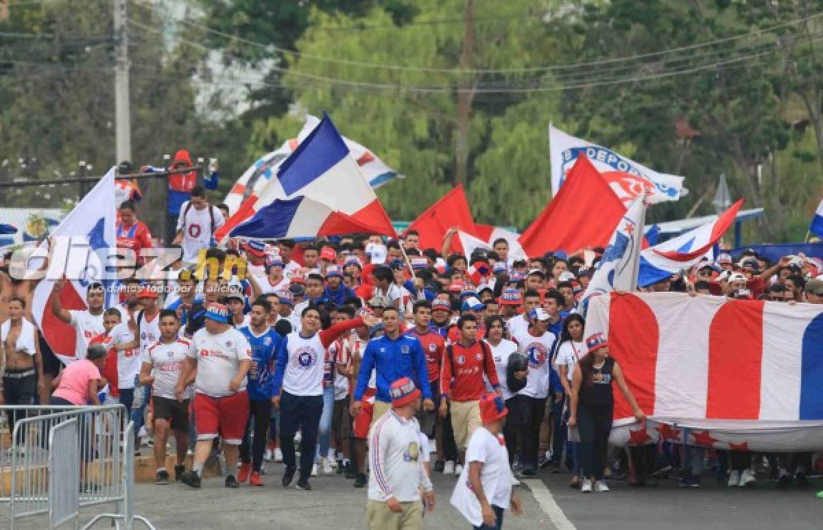 FOTOS: La eufórica llegada de la barra del Olimpia al estadio Nacional