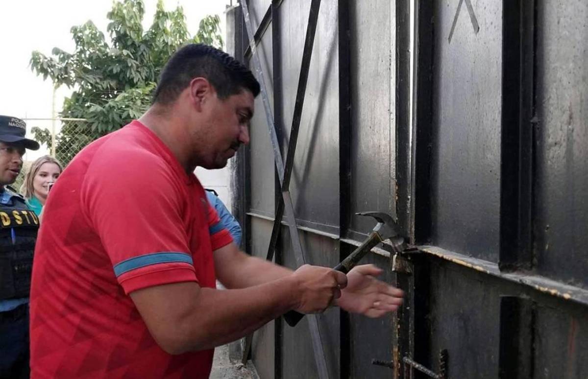 NO SE VIO EN TV: Feo gesto de Moya a Troglio, la modelo que reapareció y lo insólito que pasó en el Real España - Olimpia