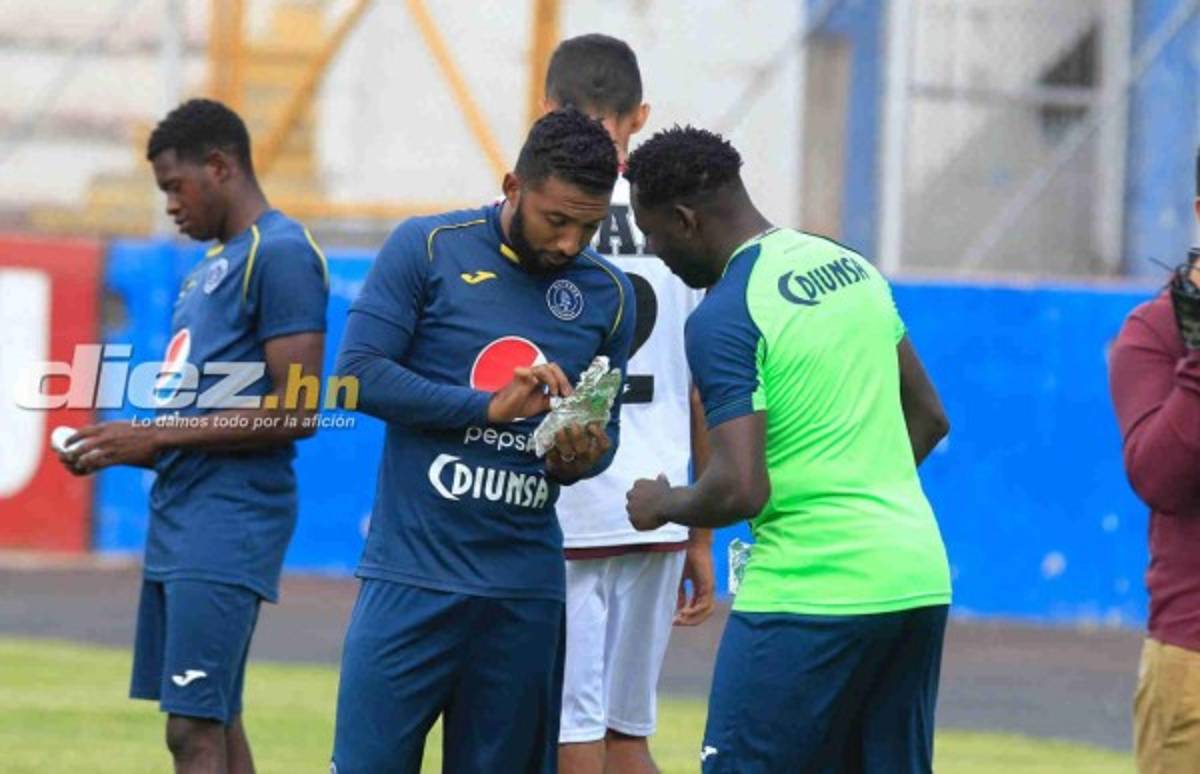 Bella presentadora olimpista sorprende a jugadores del Motagua llevándoles comida al entrenamiento