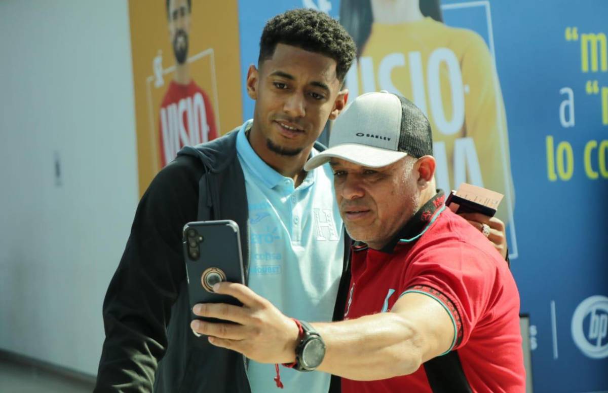 Los dos pelones en la Selección de Honduras tras el debut en las eliminatorias; la Bicolor viajó rumbo a Bermudas