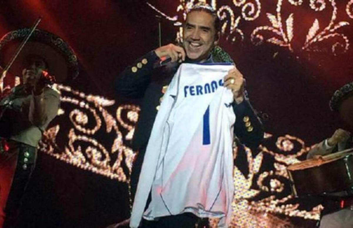 FOTOS: Famosos que han posado con la camisa de la Selección de Honduras