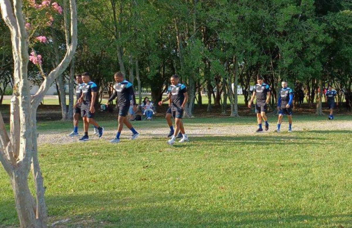 ¡Incómodo momento! Selección de Honduras suspende entrenamiento en Baton Rouge por mal estado de la cancha