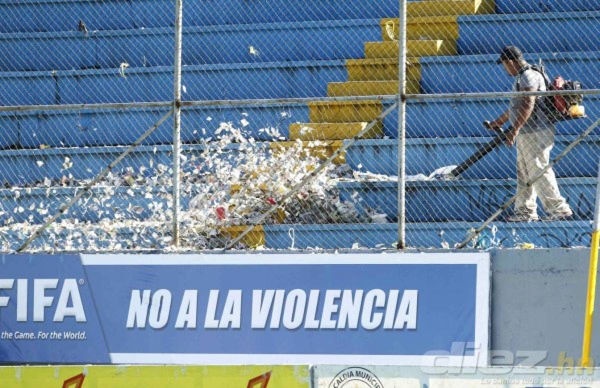 Botellas de vidrio, portones rotos y piedras, así amaneció el estadio Morazán