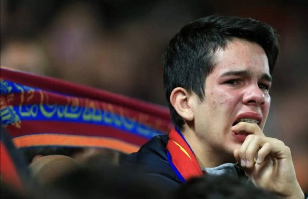 Devastados: Así sufrieron los aficionados del Barcelona el batacazo de Anfield