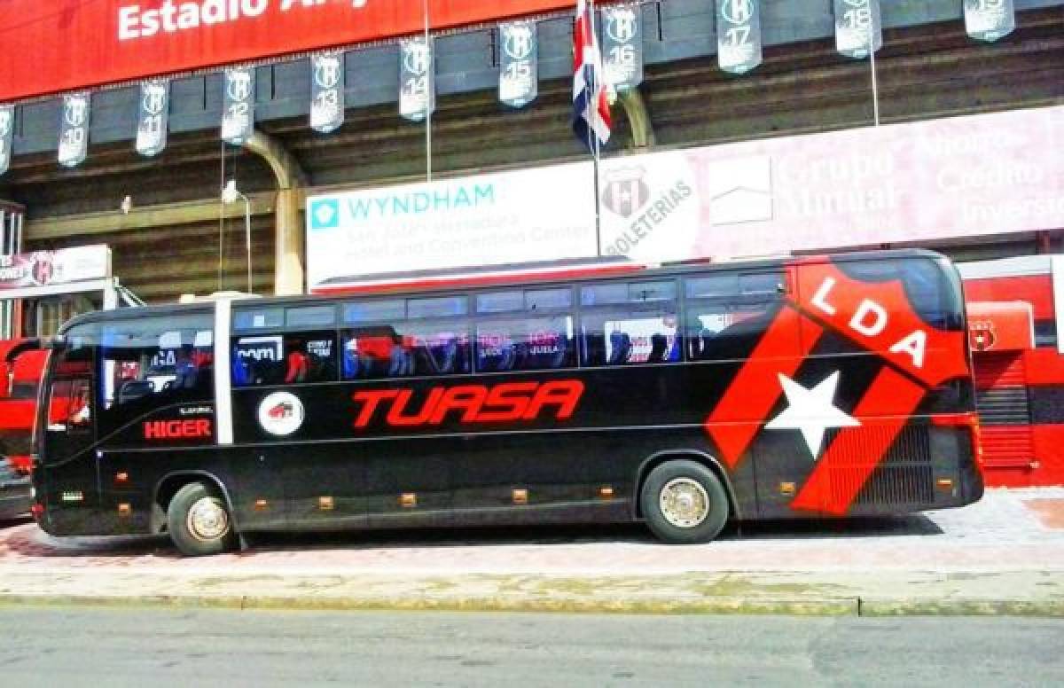 Los lujosos autobuses en lo que se transportan los legionarios hondureños