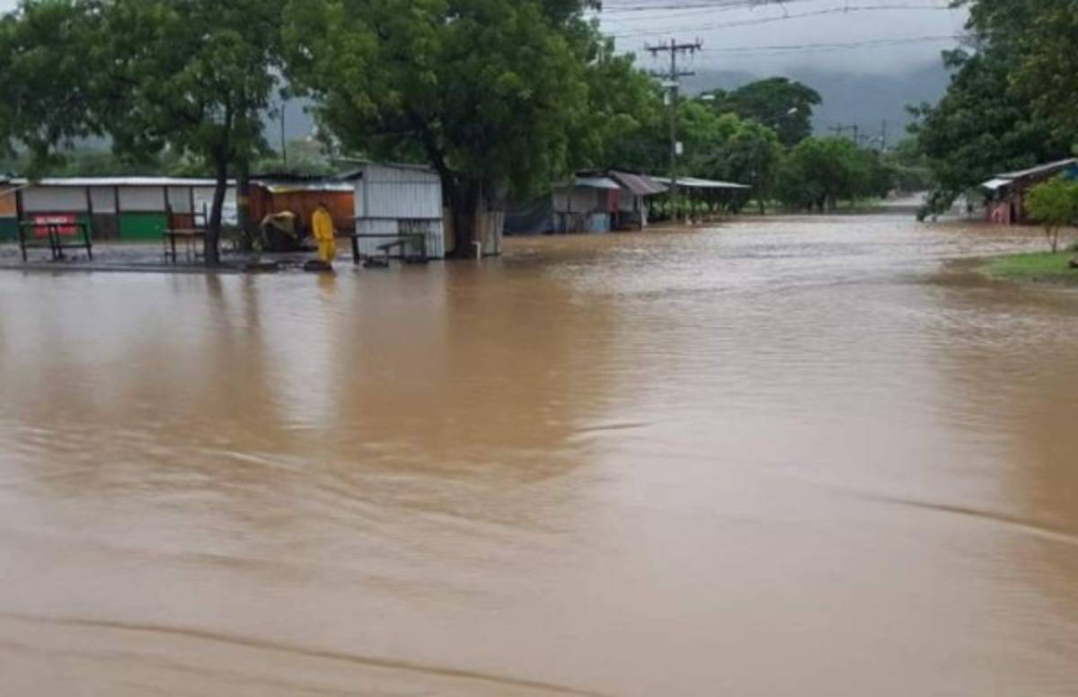 Alerta en el Valle de Sula: Río Chamelecón se desborda tras las torrenciales lluvias por Iota