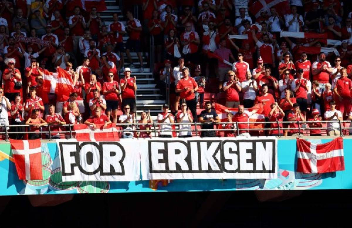 Minuto de aplausos y pancartas gigantes: El conmovedor homenaje a Eriksen durante el Dinamarca-Bélgica