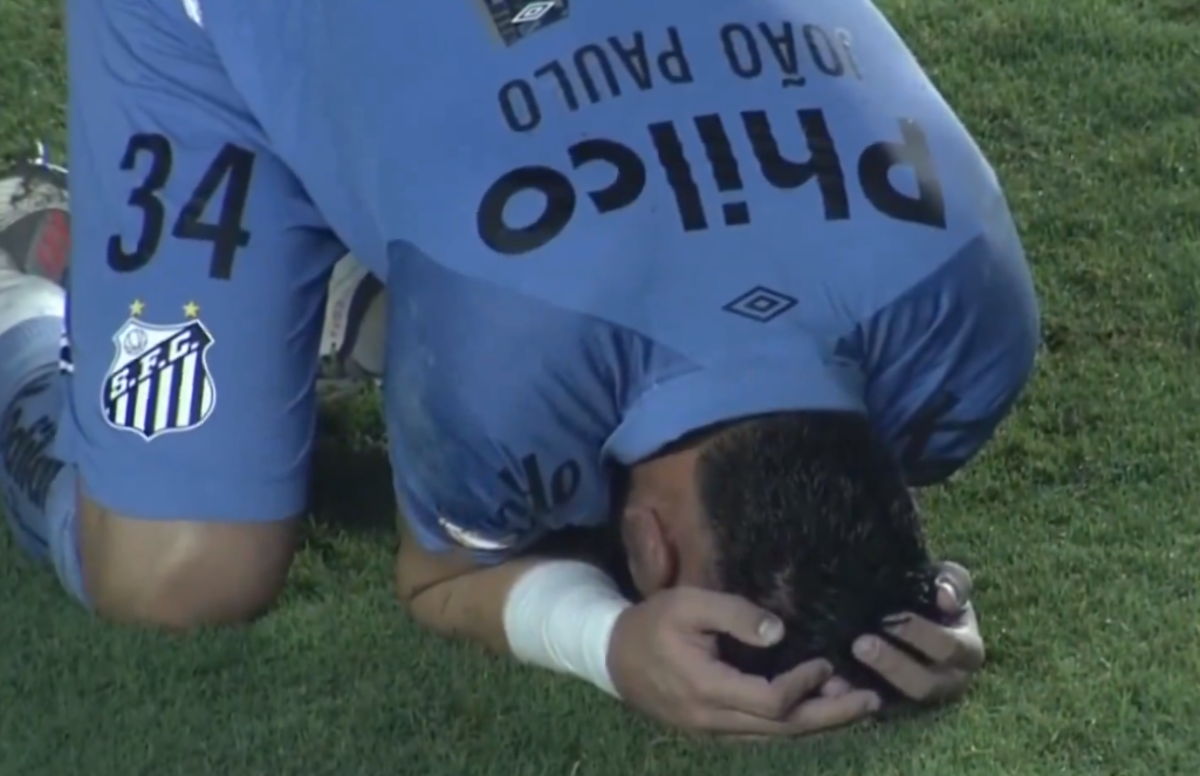 Drama en Brasil: Santos descendió y sus aficionados incendiaron las calles de la ciudad y el carro de un jugador