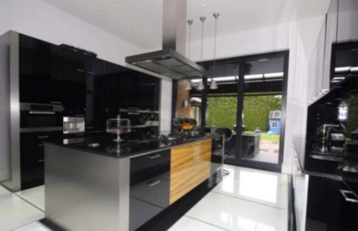 La mansión de 3.8 millones de euros que no logra vender Ryan Giggs; tiene piscina y cine