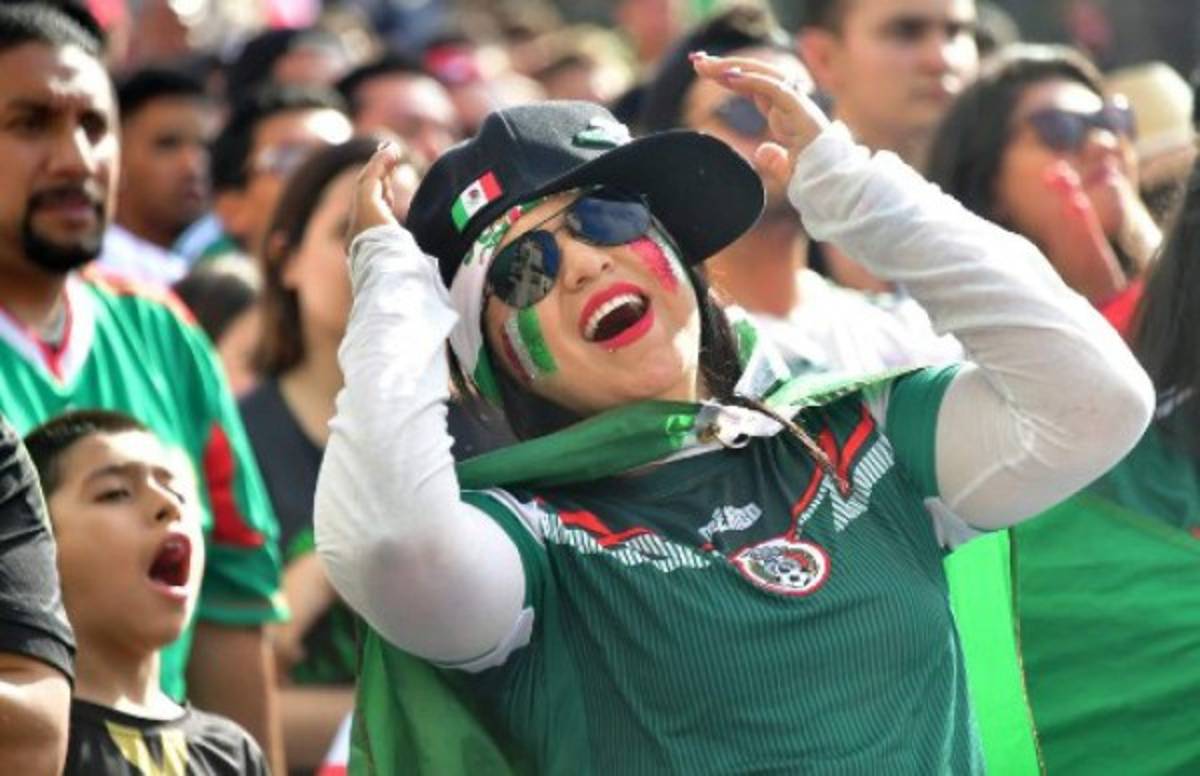 Dolorosas imágenes: Aficionados de México rompen en llanto por eliminación en Rusia