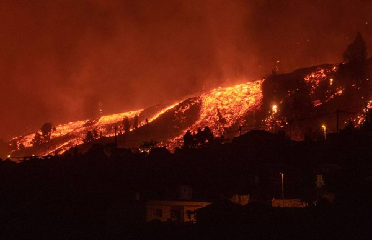 De terror: Volcán en España destruye un centenar de casas y obliga a evacuar cinco mil personas; 'Lo ves en las películas y no lo crees'