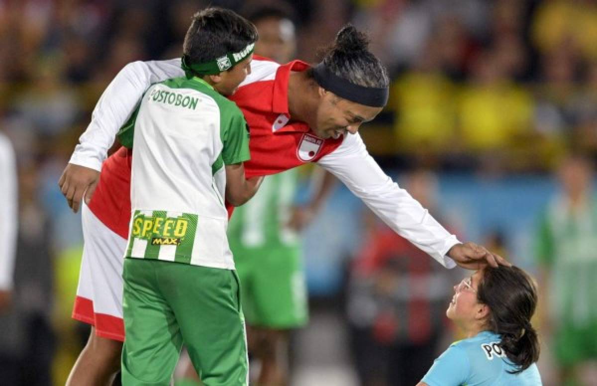 Ronaldinho provoca locura en Colombia: Estadio lleno, abrazo con leyenda y máximo respeto