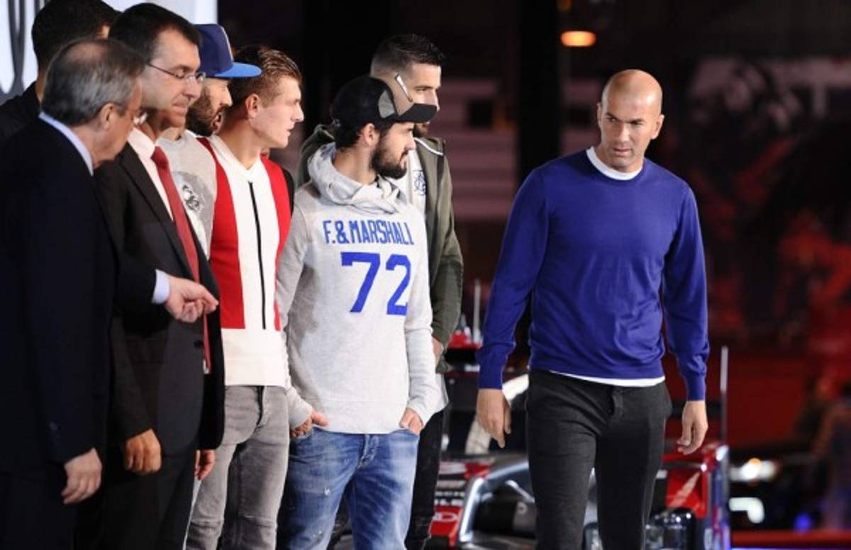 Los llamativos looks que usaron jugadores del Real Madrid para recoger sus Audis