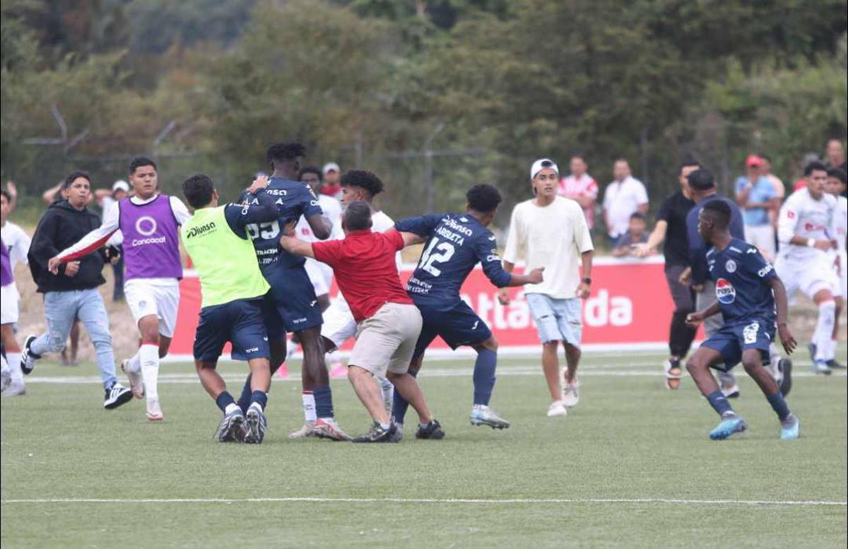 Enfrentamiento a puño limpio: Familiares y jugadores terminan la final de reservas entre Olimpia y Motagua entre golpes