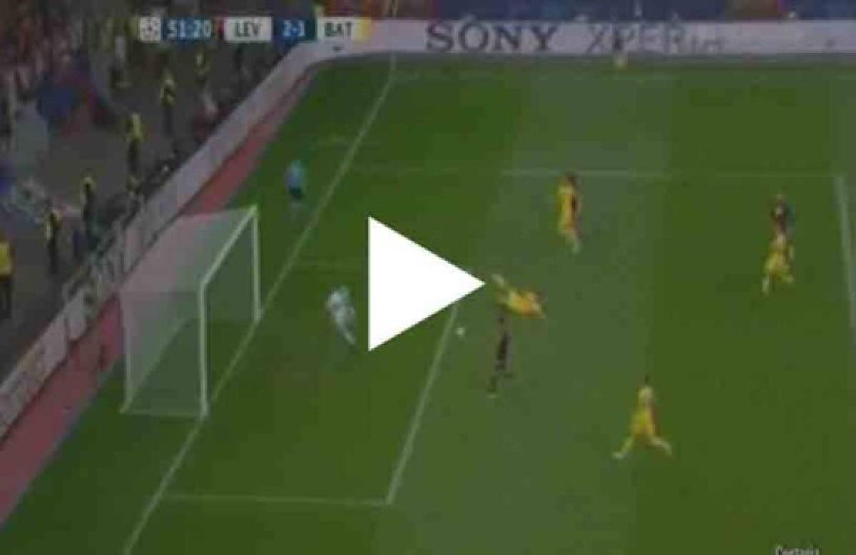 VIDEO: El increíble fallo del Chicharito Hernández con el Leverkusen