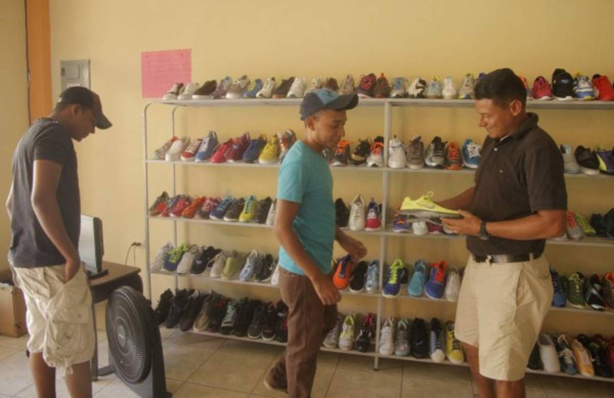 FOTOS: Emilio Umanzor está sin empleo en el fútbol y ayuda a su esposa