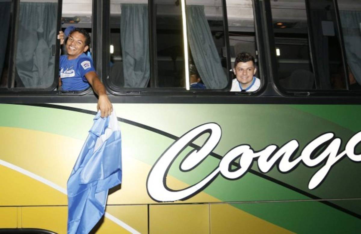 Aficionados hondureños madrugaron para viajar a El Salvador