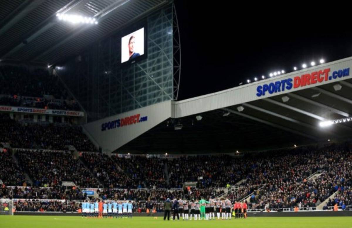 EN FOTOS: Así fue el homenaje que le hicieron a Elimiano Sala en Inglaterra