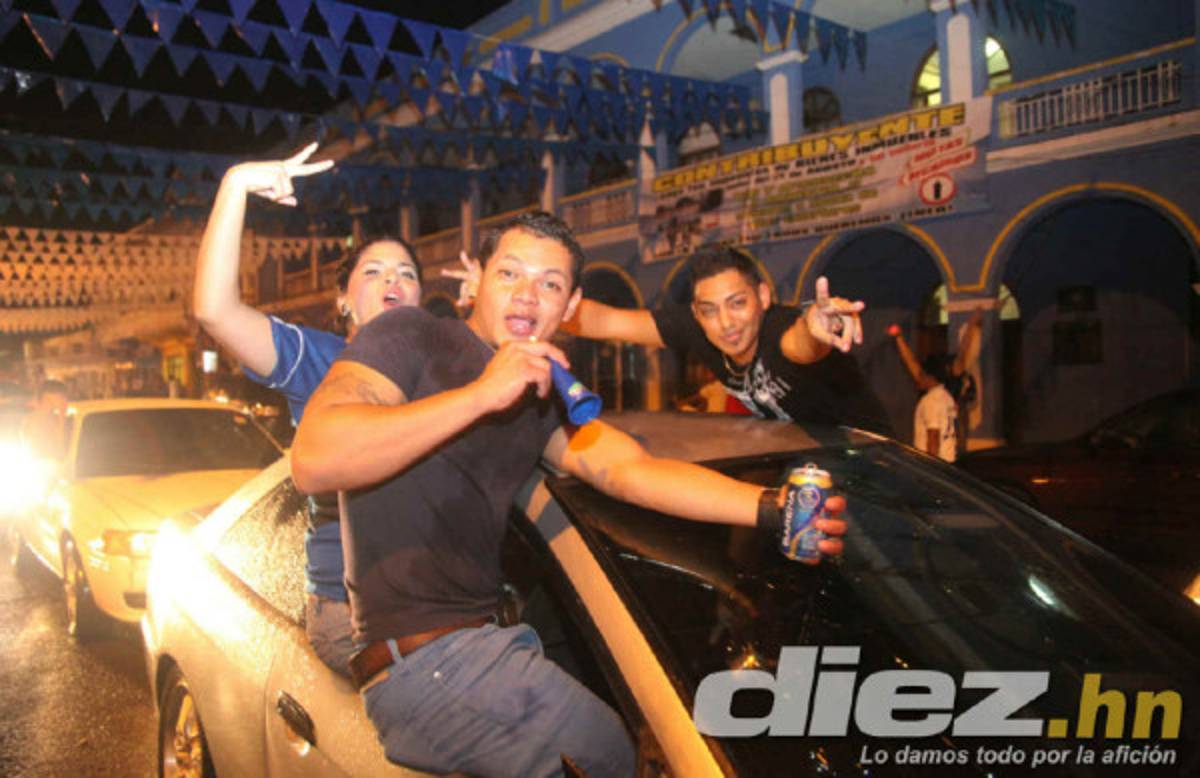 Hondureños celebrando clasificación al Mundial