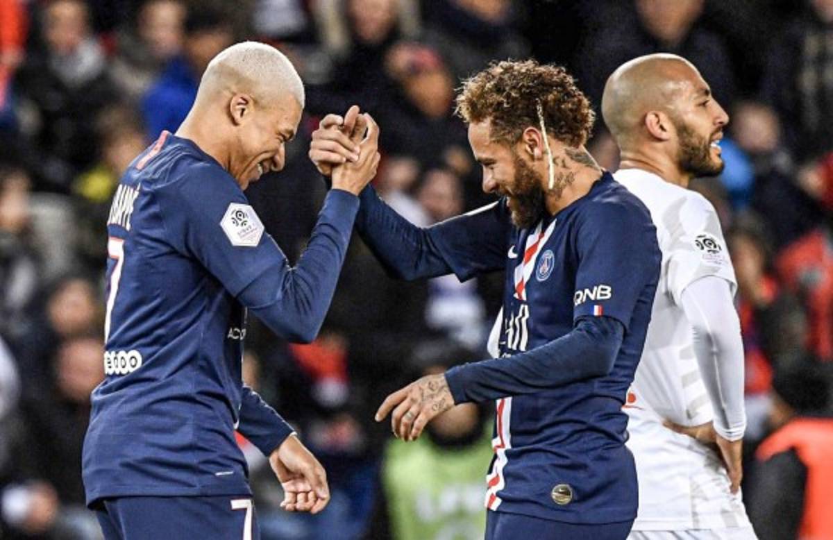 Para ser leyenda no necesitas mucho: El gran gesto de Mbappé con un niño en pleno partido del PSG    