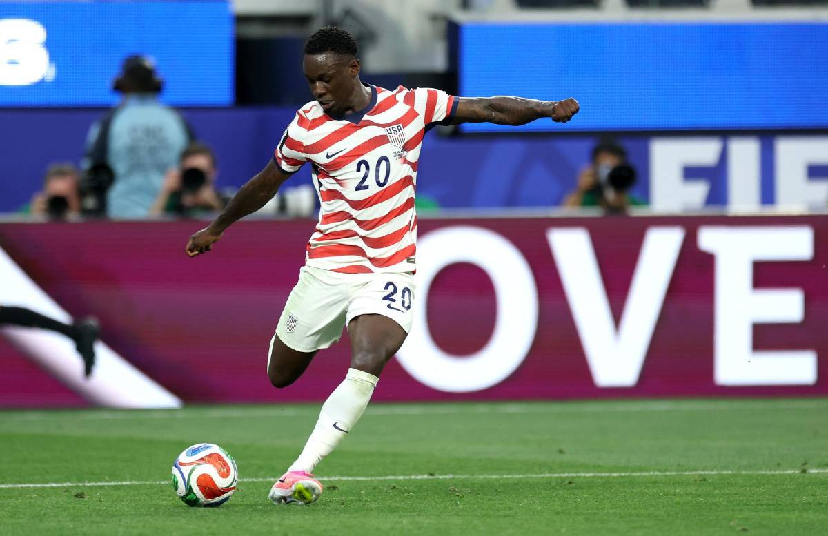 La increíble historia del goleador que nació en USA por decisión de una aerolínea