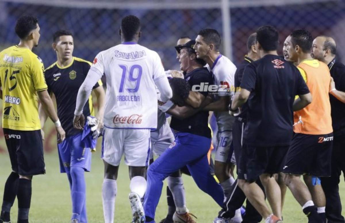 Fotos: Pedro Troglio pierde los estribos tras ser expulsado por el árbitro Saíd Martínez