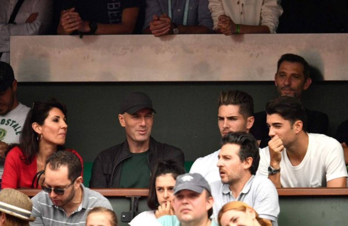 Former French football player and former Real Madrid's coach Zinedine Zidane (2L) with wife Veronique (L) and their sons Real Madrid's French goalkeeper Luca (2R) and Theo look on during the men's singles final match between Spain's Rafael Nadal and Austria's Dominic Thiem on day fifteen of The Roland Garros 2018 French Open tennis tournament in Paris on June 10, 2018. / AFP PHOTO / CHRISTOPHE SIMON