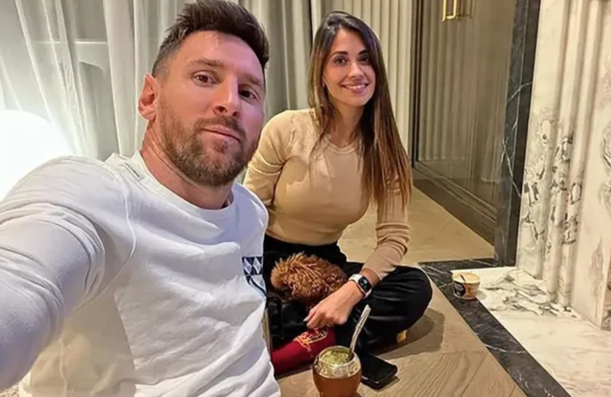 Dos niños llegaron a la casa de Messi y se llevaron la sorpresa de sus vidas: “Cuando veo que aparece la pierna toda tatuada...”