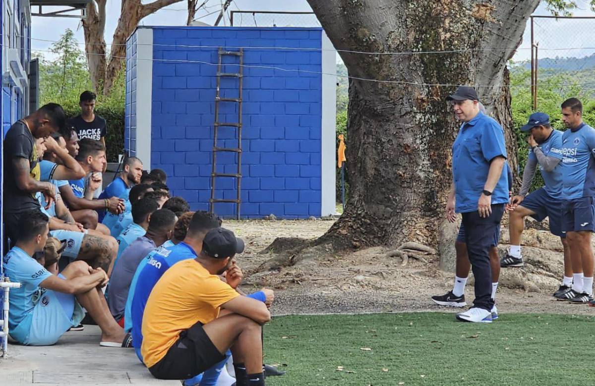 Presidente de Motagua visita la plantilla de las águilas tras el empate sin goles ante el Génesis de Comayagua