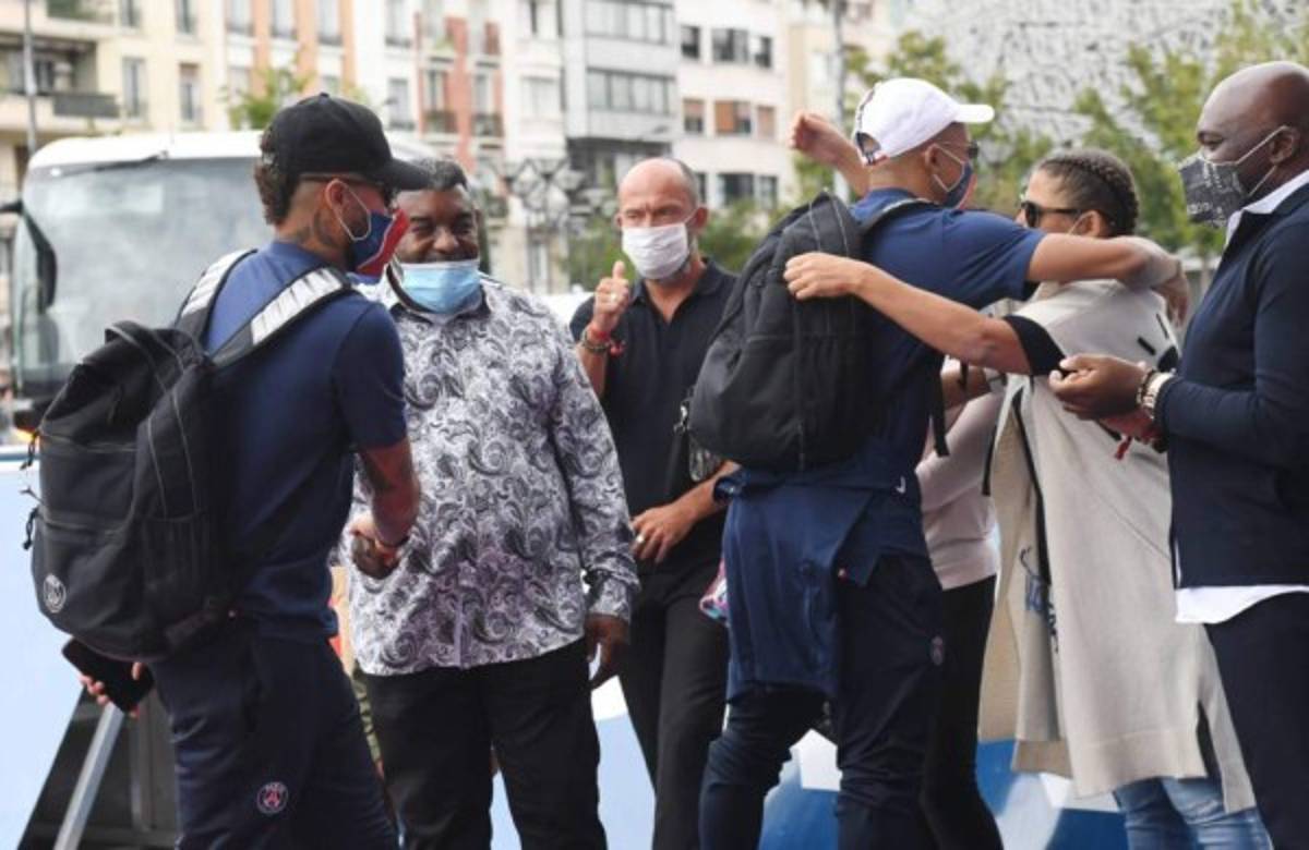 El día después de la Champions: Caos en las calles de París y frío recibimiento a los jugadores del PSG