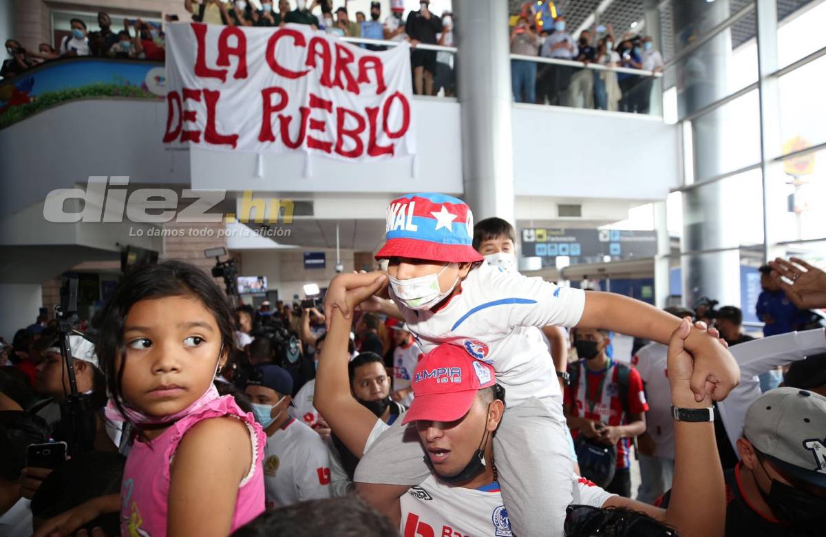 La llegada triunfal del campeón Olimpia a Honduras: La locura del ‘Patón’, el recibimiento a Bengtson y ¿quién bajó la copa?