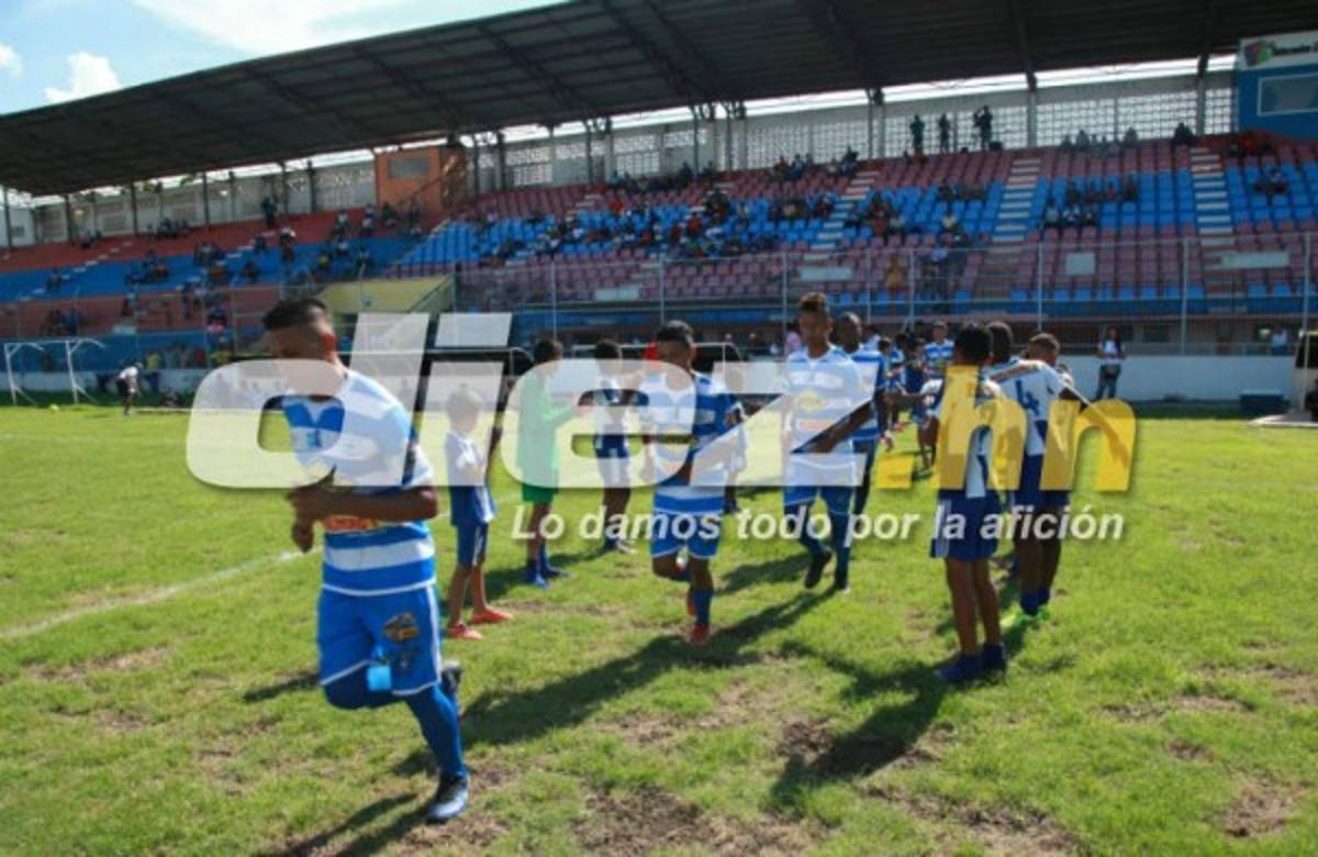 Qué tristeza: Así luce un viejo y deteriorado estadio de La Ceiba