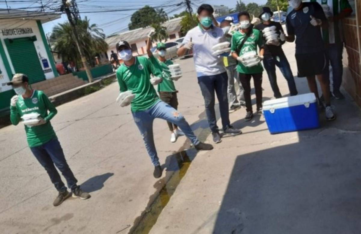 ¡Ejemplar! Barras de Olimpia y Marathón ayudan a personas dándoles comida